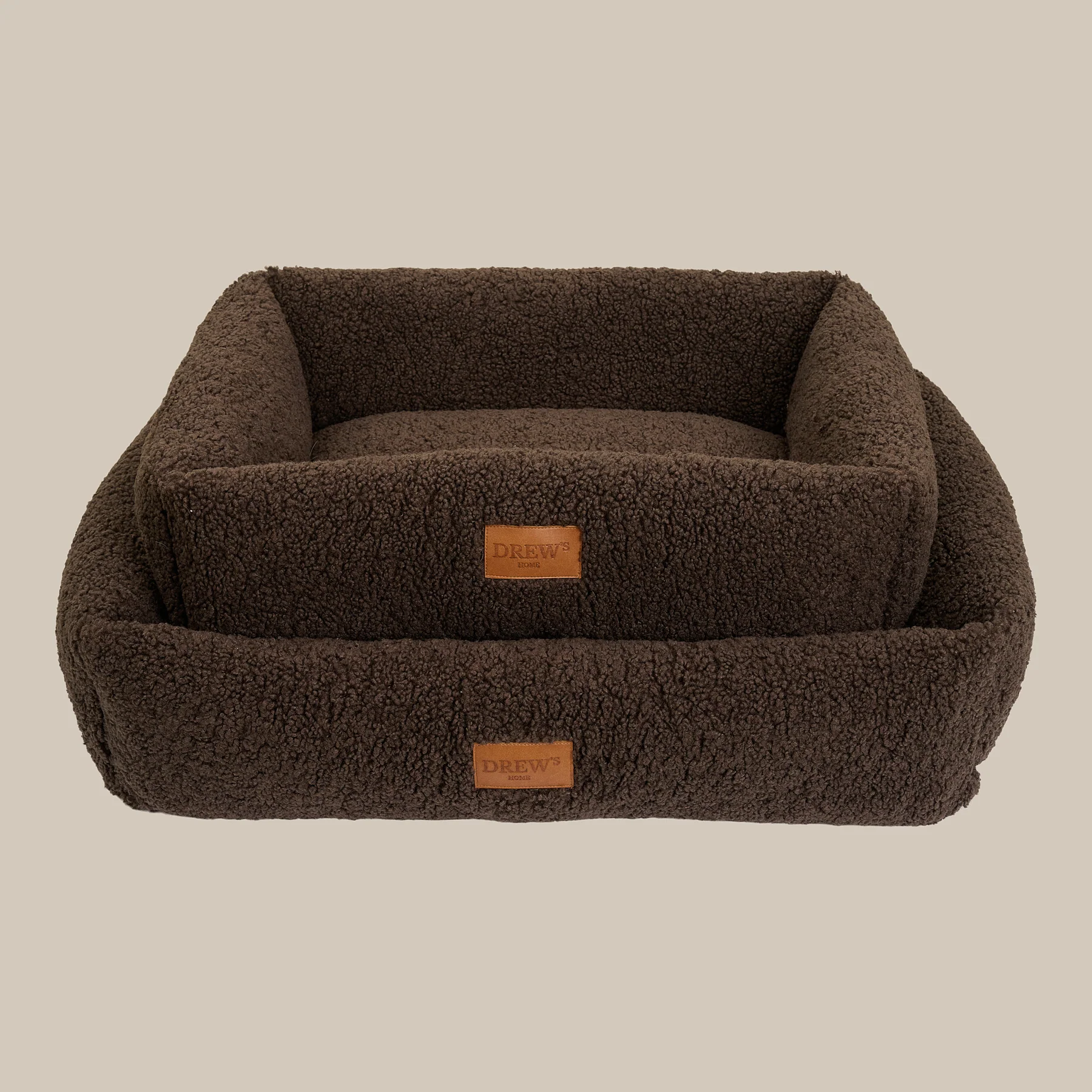 brun hundekurv med memory foam fra Drew’s Dogwear – vaskbar teddy hundeseng til små og mellemstore hunde